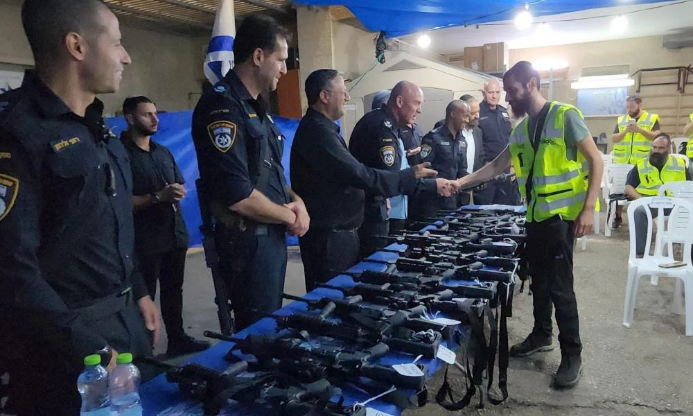 Το Ισραήλ γίνεται Αμερική! Μοίρασαν όπλα σε δεκάδες χιλιάδες Εβραίους για να μην επαναληφθούν τα γεγονότα της 7ης Οκτωβρίου